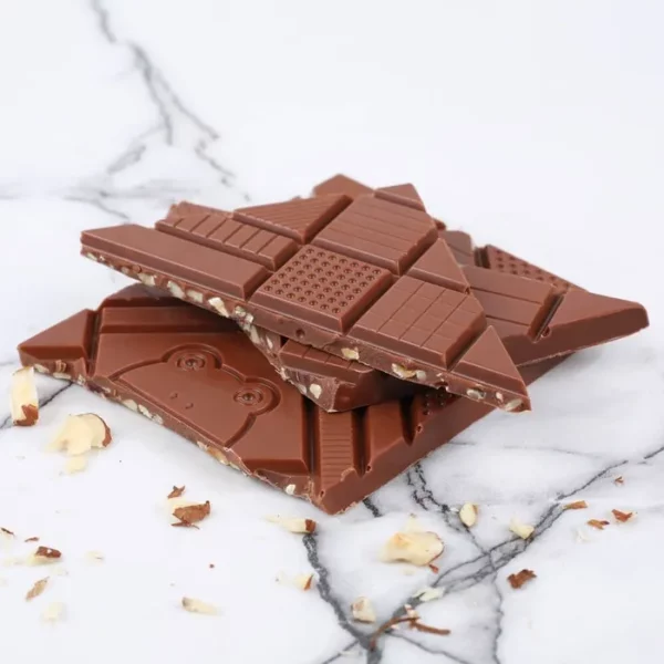 Tablette chocolat bio lait et éclats de noisettes - Bouche – Image 3